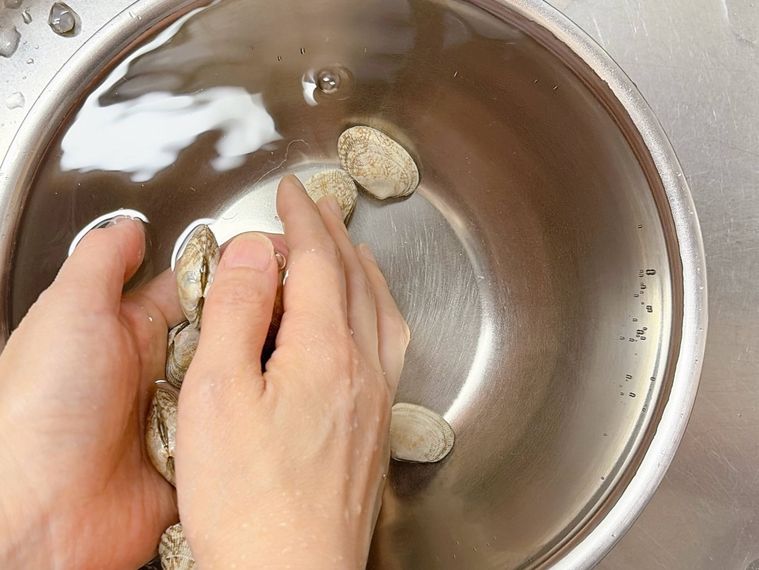 あさりを水洗いする様子