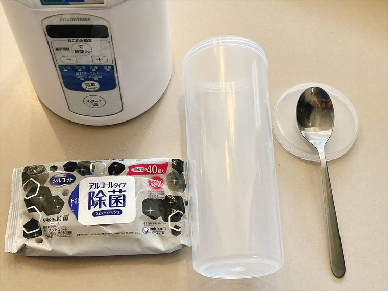 保存容器とスプーンとヨーグルトメーカーとアルコール除菌のウェットティッシュ