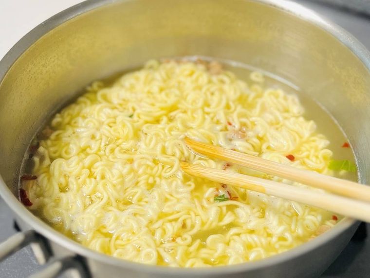 辛ラーメンの麺をゆでている様子
