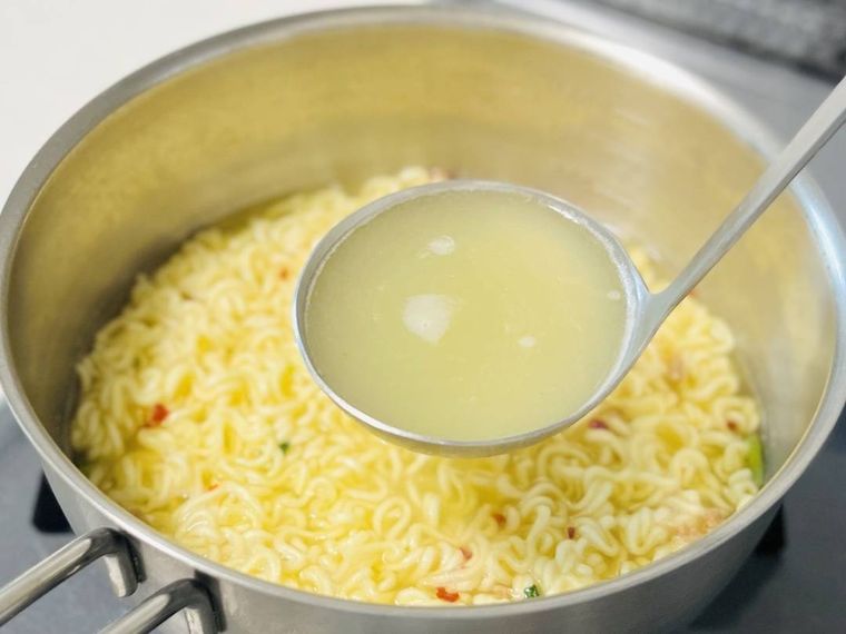 辛ラーメンのゆで汁をお玉ですくった様子