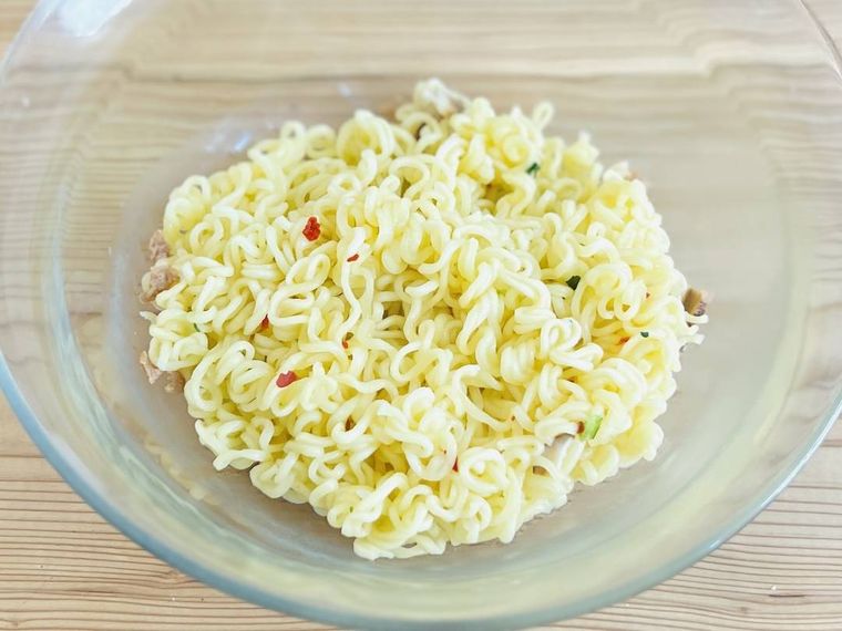 ゆでた麺をボウルに入れた様子