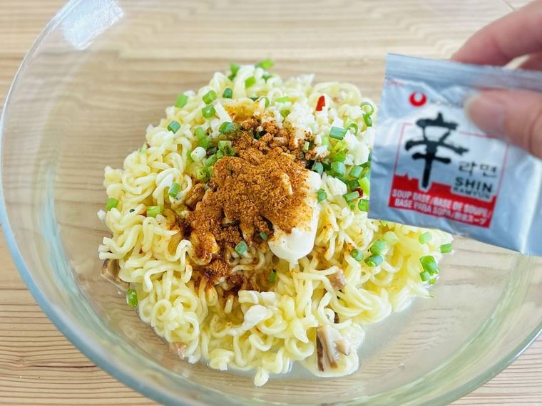ゆでた麺に辛ラーメンの粉末スープを加えている様子