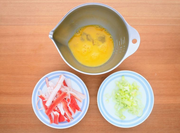 ほぐした卵とカニカマ、みじん切りにした長ねぎ