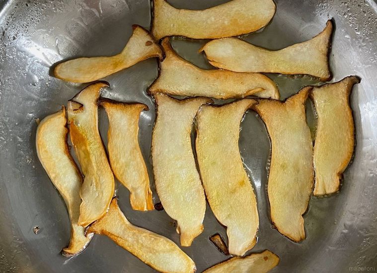 フライパンでエリンギを炒めている様子