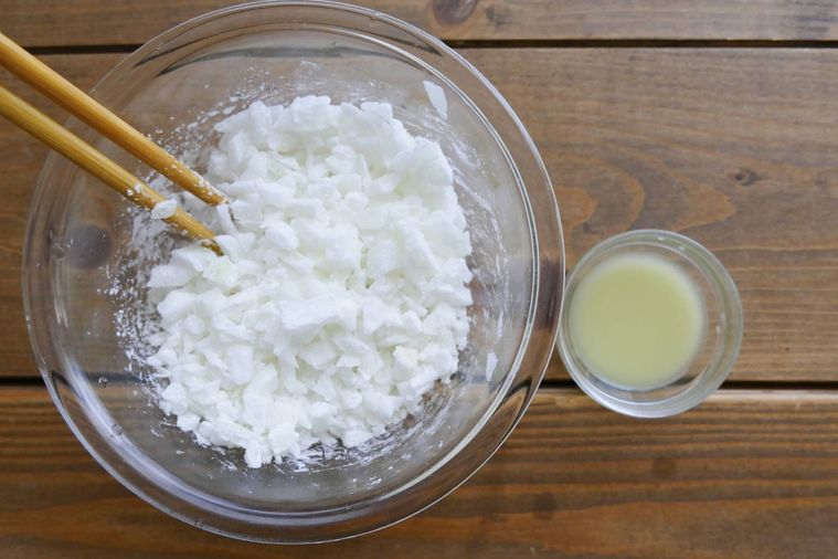 粗みじん切り玉ねぎに片栗粉をまぶし、しょうがのしぼり汁を用意した様子