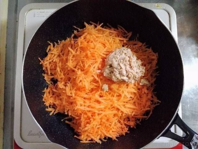 にんじんとツナ缶をフライパンで炒める様子