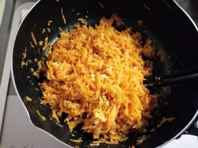 完成したにんじんしりしりが入ったフライパン