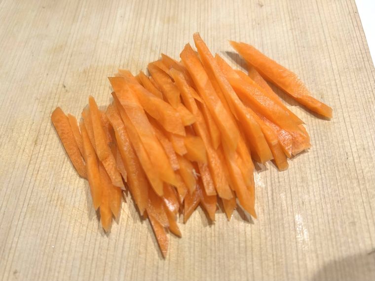 にんじんを千切りする