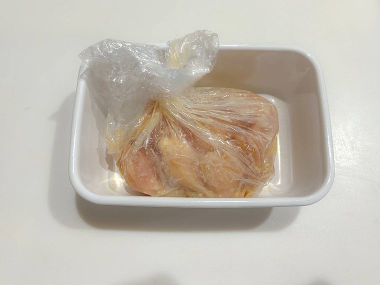 ポリ袋に入れて、鶏肉と塩麹を揉みこむ