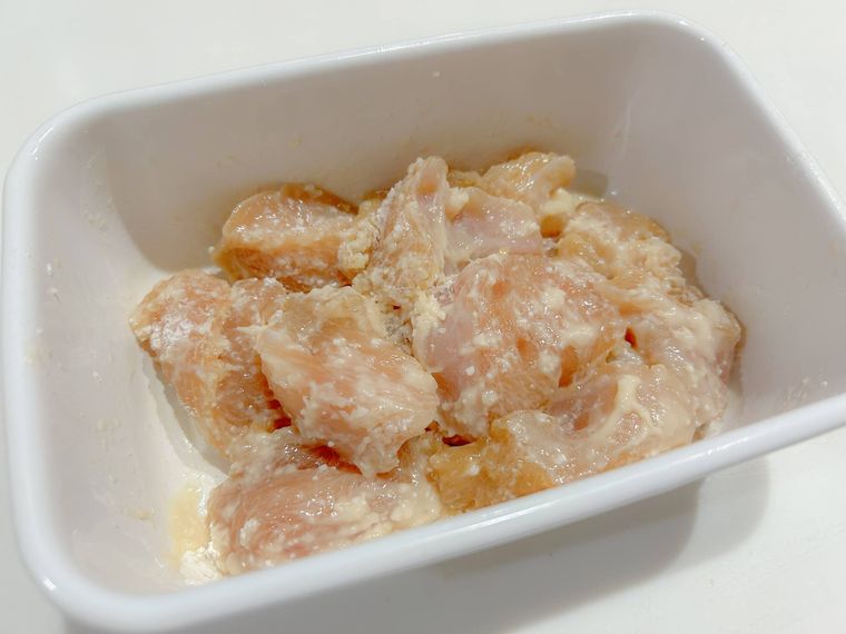 塩麹で下味をつけた鶏肉に片栗粉をまぶす