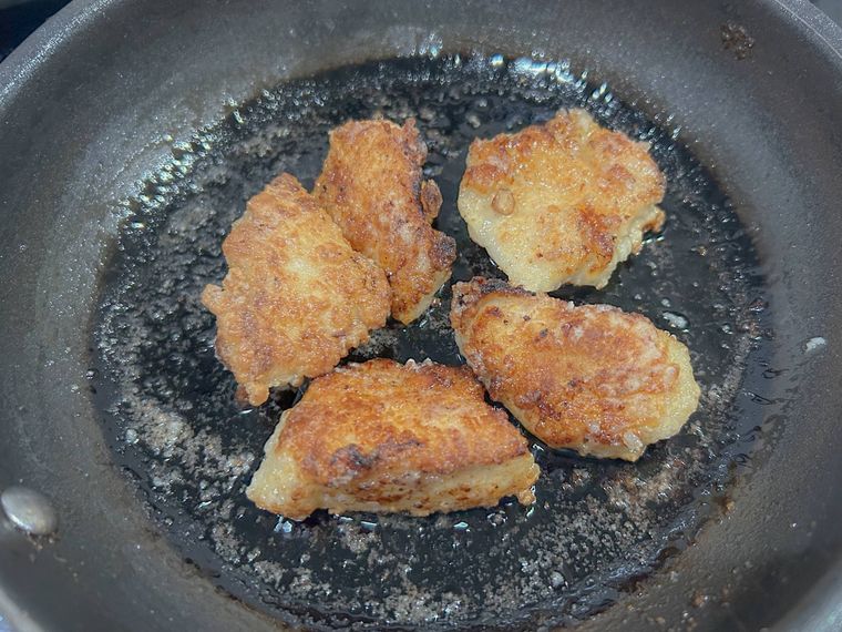 フライパンに少量の油を引き、鶏肉を揚げ焼きする