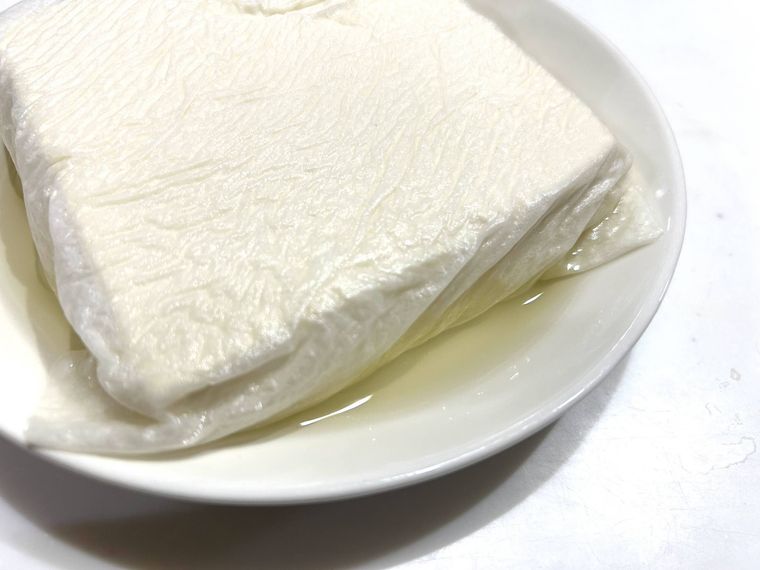 キッチンペーパーを使って豆腐を水切りしている様子