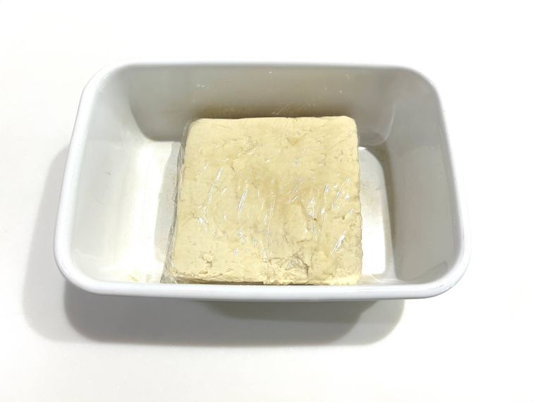 保存容器に入れて豆腐の塩麹漬けを保存するところ