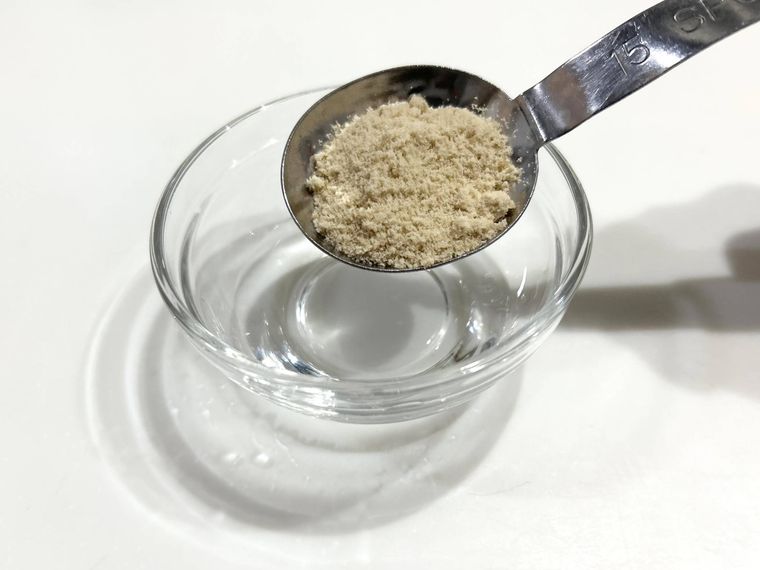水と砂糖を混ぜる