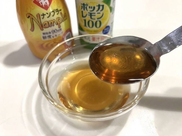 ナンプラーとレモン果汁を混ぜる