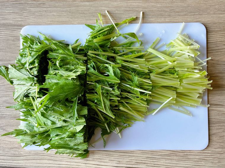 まな板の上におかれた45cm幅にカットした水菜