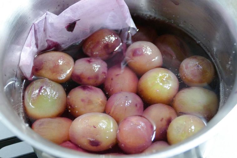 ぶどうとぶどうの皮を入れたお茶パックを鍋に入れた様子