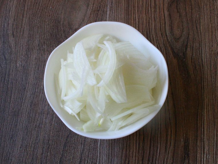 白い器に薄切りにした玉ねぎが盛られている様子