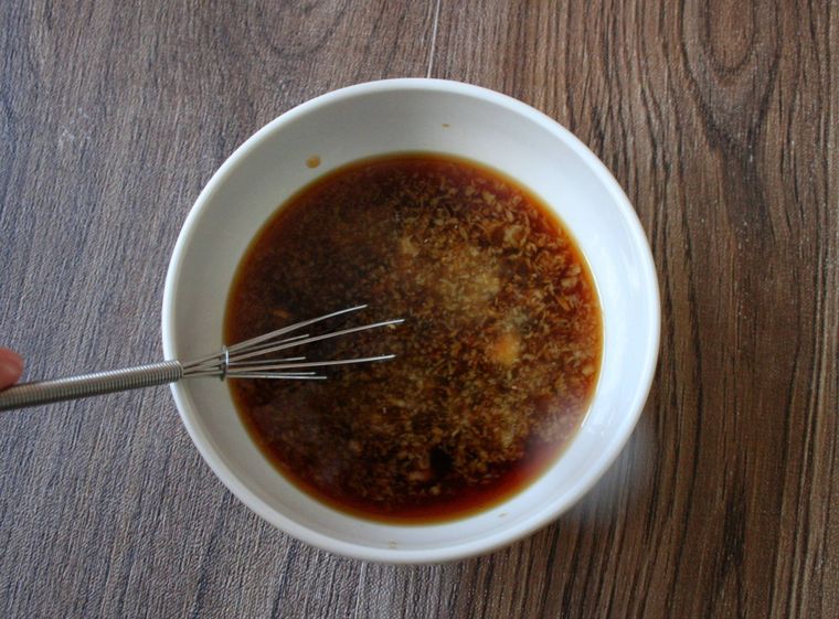 白い器でたれを作っている様子