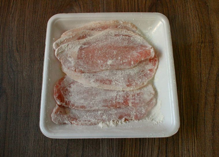 豚ロース肉に小麦粉をまぶした様子