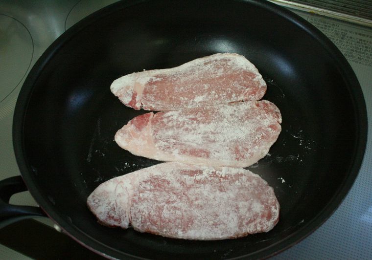 フライパンに豚ロース肉を3枚並べた様子