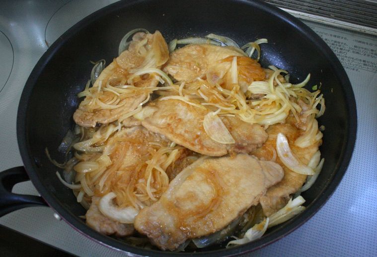 タモリさん流しょうが焼きをフライパンで作っている様子