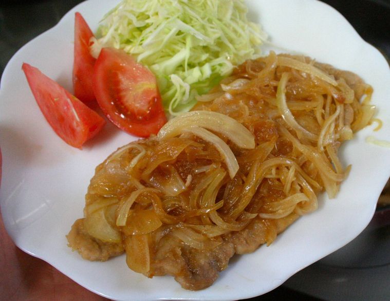 白い皿にタモリさん流しょうが焼きを盛りつけた様子
