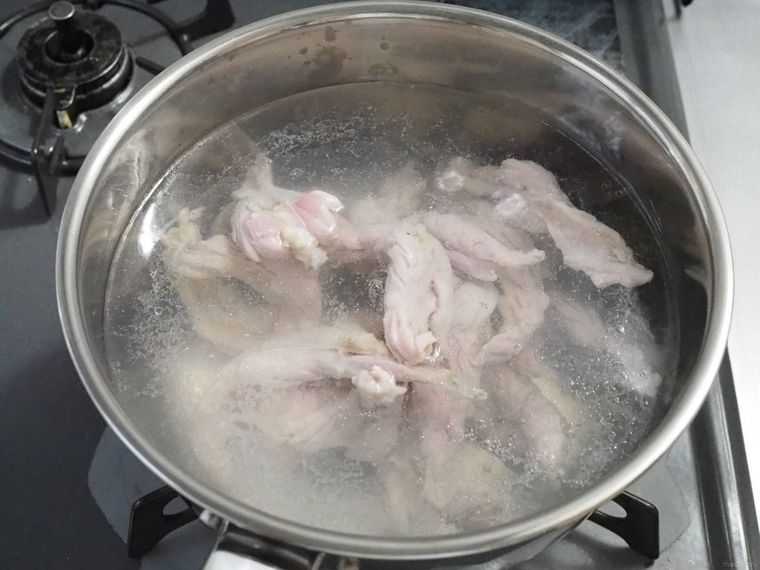 小鍋でせせりをゆでている様子