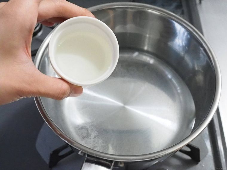 小鍋に酒を入れている様子