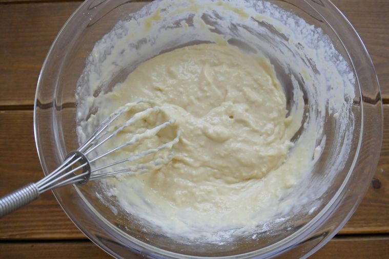 ホットケーキのダマが少し残る生地の様子