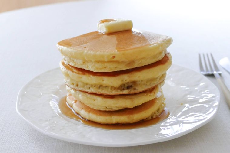 ホットケーキを重ねてバターとメープルシロップをかけた様子