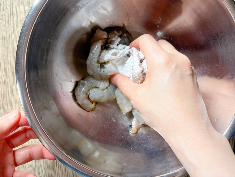 えびに塩を片栗粉をもみ込む様子