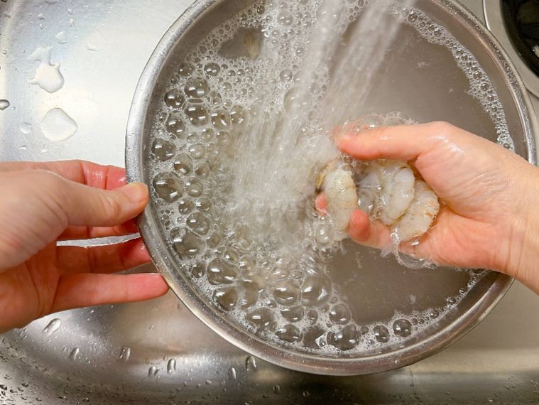 えびを流水で洗う様子