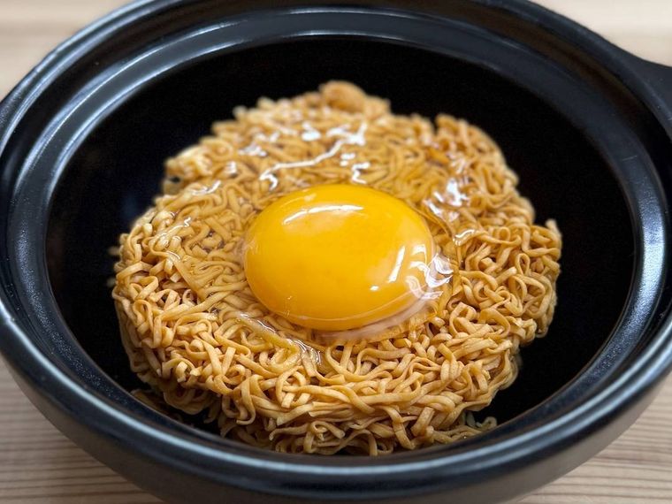 チキンラーメンの卵ポケットに卵を割り入れた様子