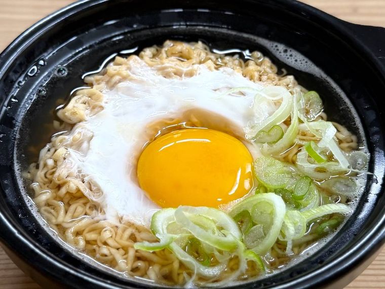 チキンラーメンにねぎを添えた様子