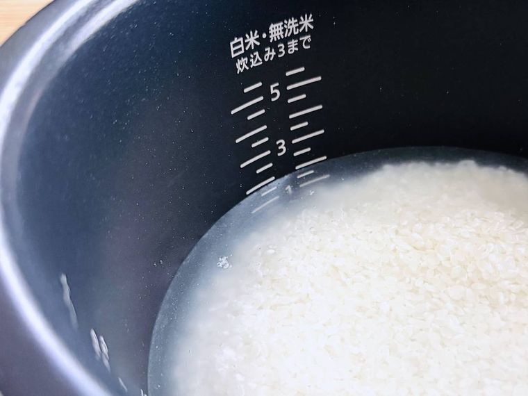 炊飯釜に米と水を入れた様子