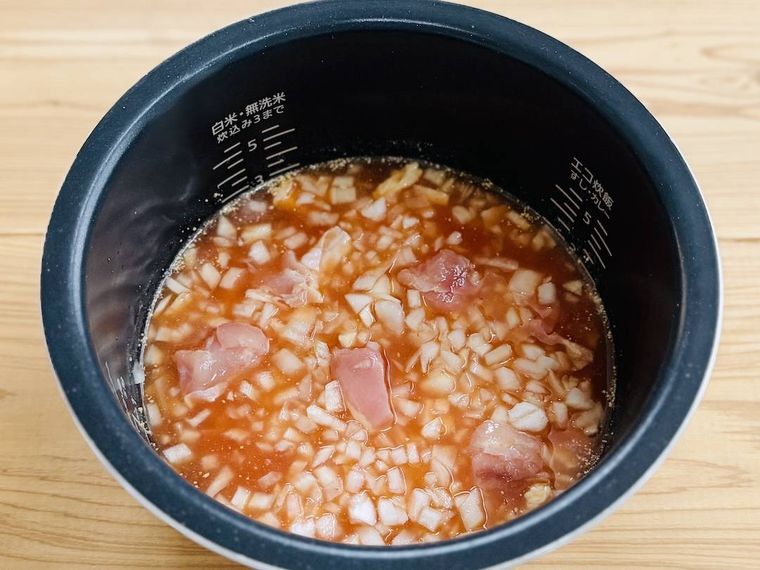 炊飯釜にチキンライスの材料を入れた様子