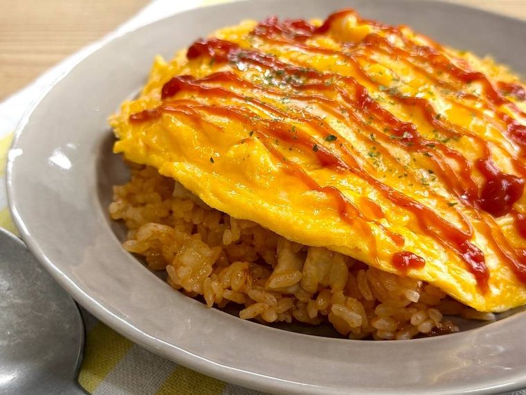 皿にオムライスを盛り付けた様子