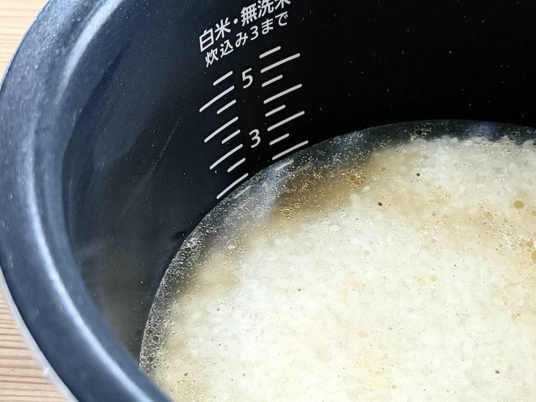 炊飯釜に米、調味料、水を入れた様子
