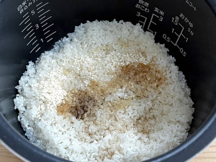 炊飯釜に米と調味料を入れた様子