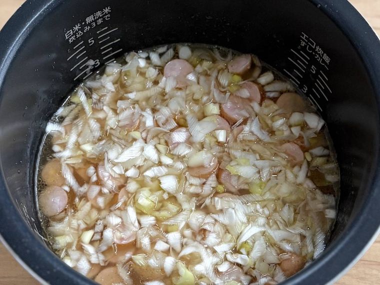 炊飯釜にチャーハンの材料を入れた様子