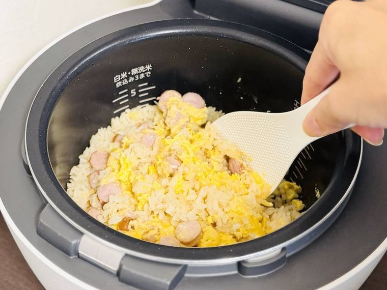 炊飯器で炊いたチャーハンを混ぜている様子