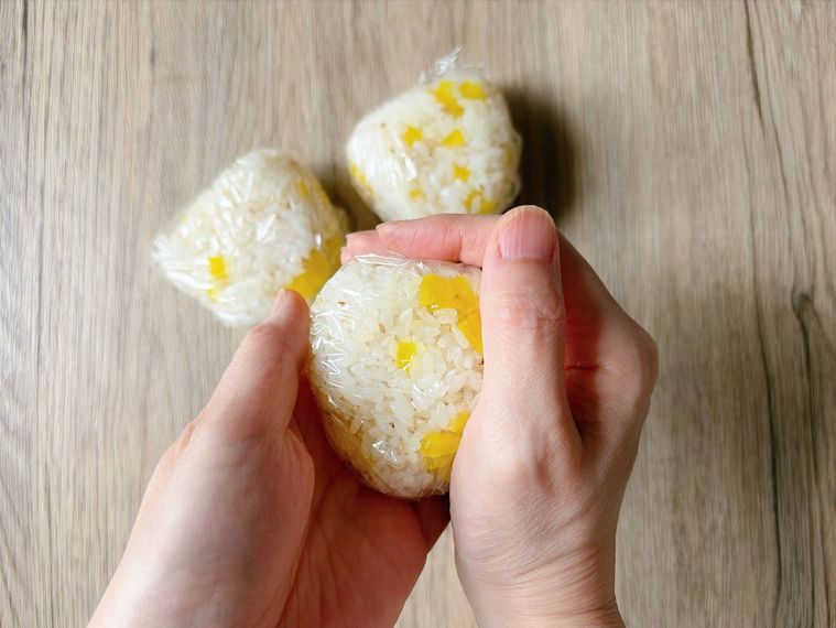 おにぎりを握る様子