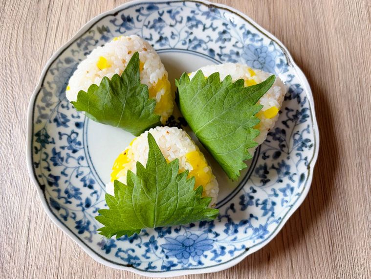大葉で巻いたたくあんおにぎり