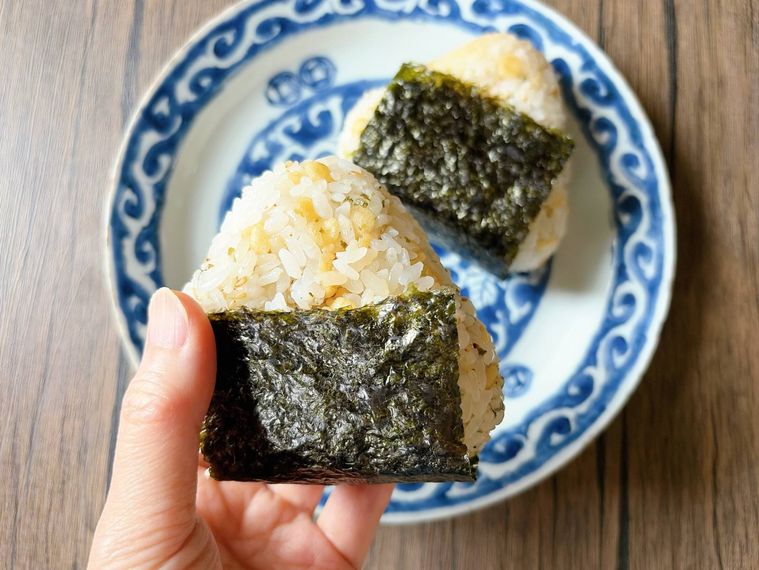 おにぎりに焼き海苔を巻いた様子