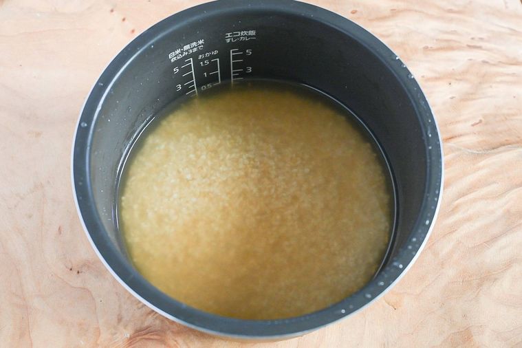 炊飯釜に入った浸水させている米