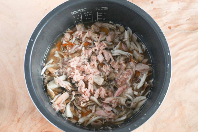 炊飯前の炊飯釜に入った炊き込みごはんの材料