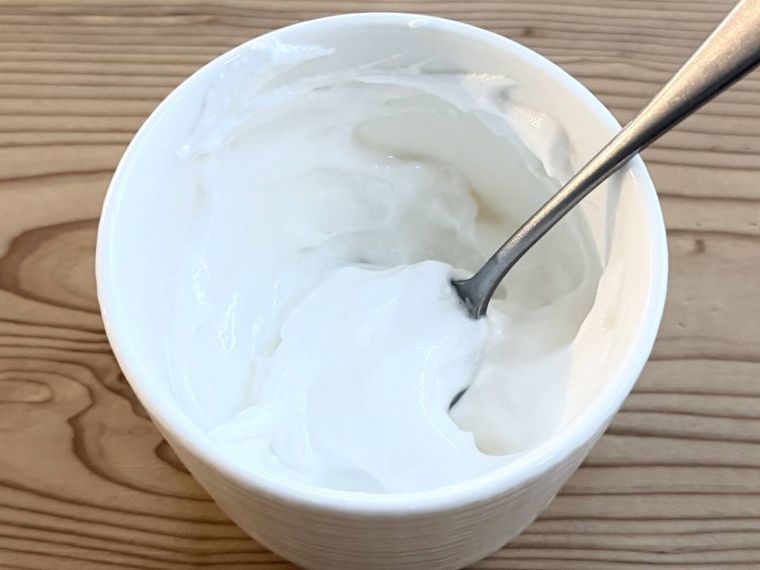 マシュマロを溶かし、スプーンでかき混ぜている様子