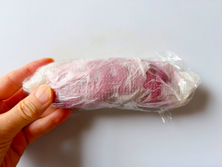 キッチンペーパーで包んださつまいもをラップで包んだもの