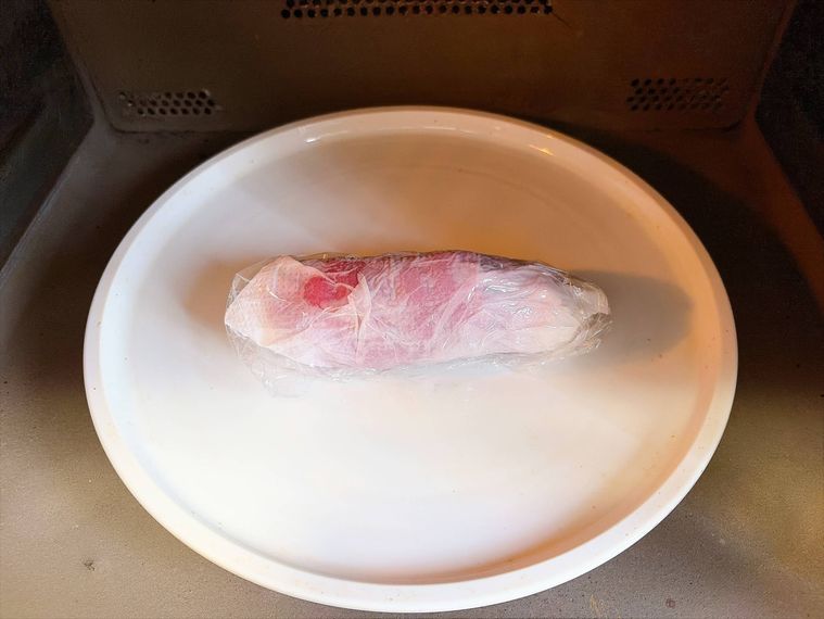 さつまいもを電子レンジで加熱する様子